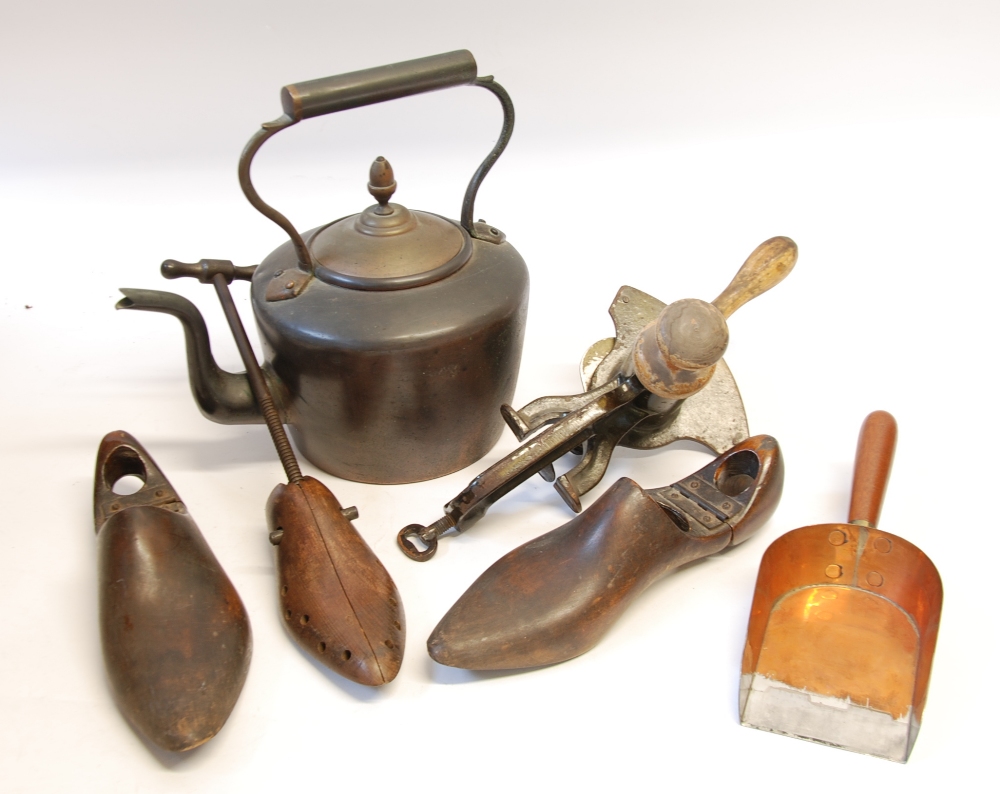 VICTORIAN SEAMED COPPER AND BRASS KETTLE the lid with acorn finial, PAIR LATE 19TH CENTURY EARLY - Bild 2 aus 3