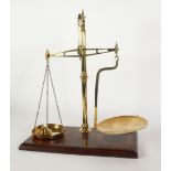 AN EARLY TWENTEITH CENTURY W.T. AVERY POLISHED BRASS CLASS 'C' 1lb BALANCE, on a wooden base with