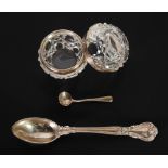 PAIR OF CUT GLASS OPEN SALTS WITH SILVER COLLARS AND ONE SILVER SALT SPOON, London 1901, AND A