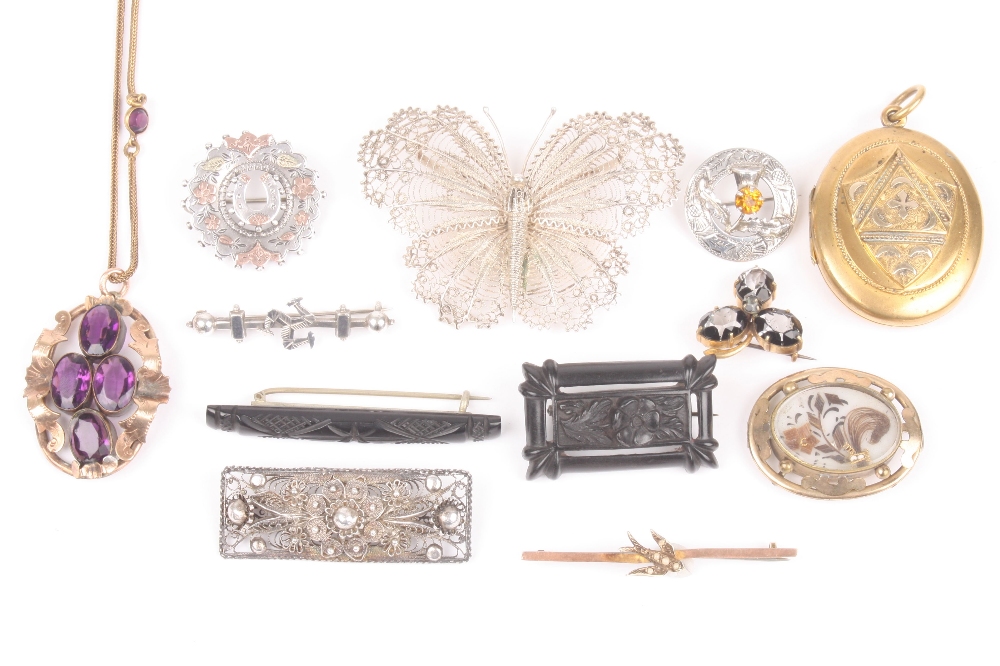 A collection of assorted brooches and jewellery, including silver filigree brooches, a pendant