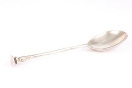 An Edwardian silver seal top spoon, hallmarked London 1908, with large circular bowl, straight