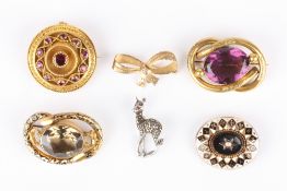 A collection of six assorted brooches, including a 9ct gold ribbon brooch, gold pinchbeck and enamel