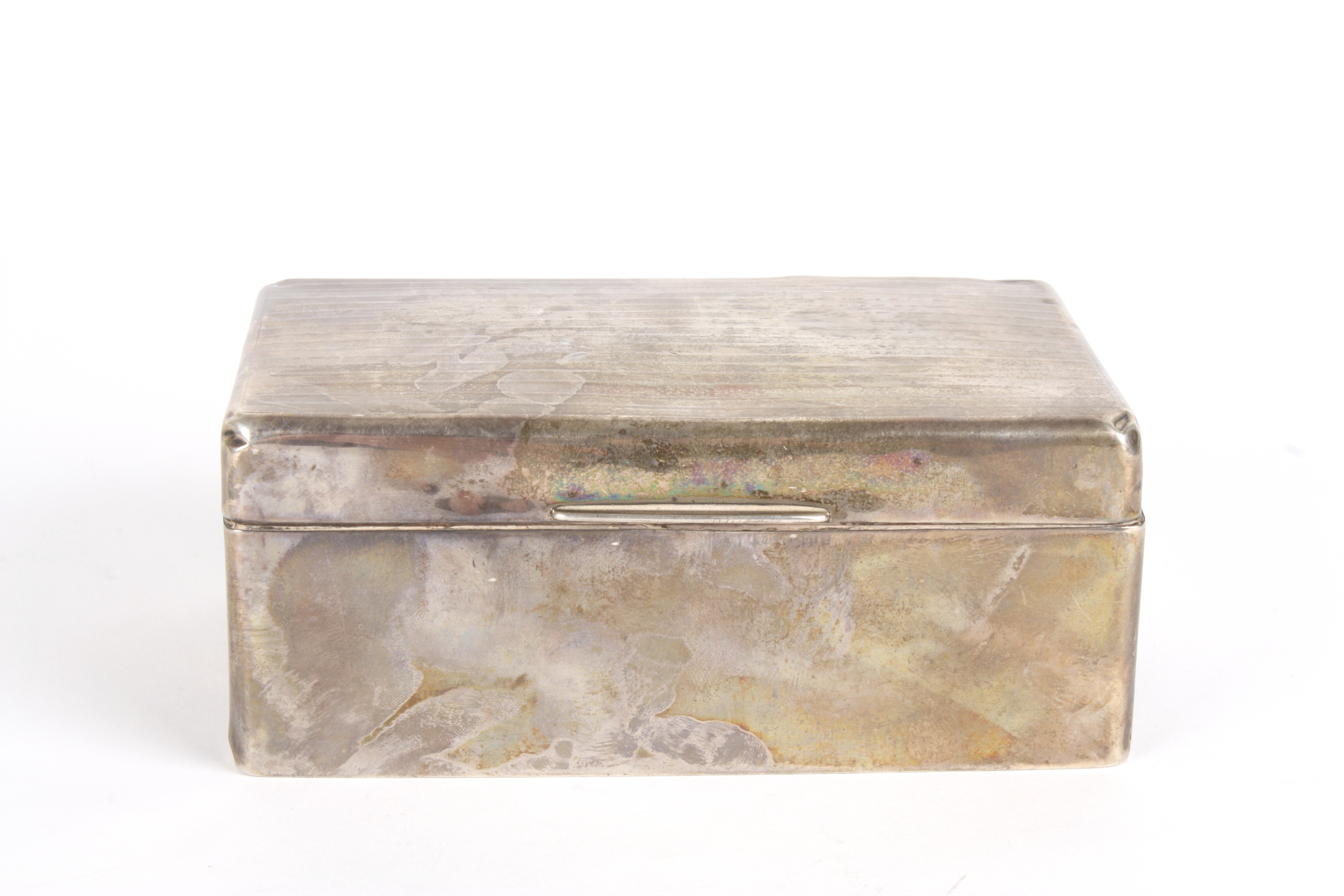 A George V silver cigarette box
hallmarked Birmingham 1927, with engine turned decoration and