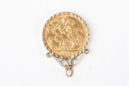 A George V 1915 22ct gold full sovereignin a 9ct gold pendant mount.Dimensions: 9.4 grams.Condition