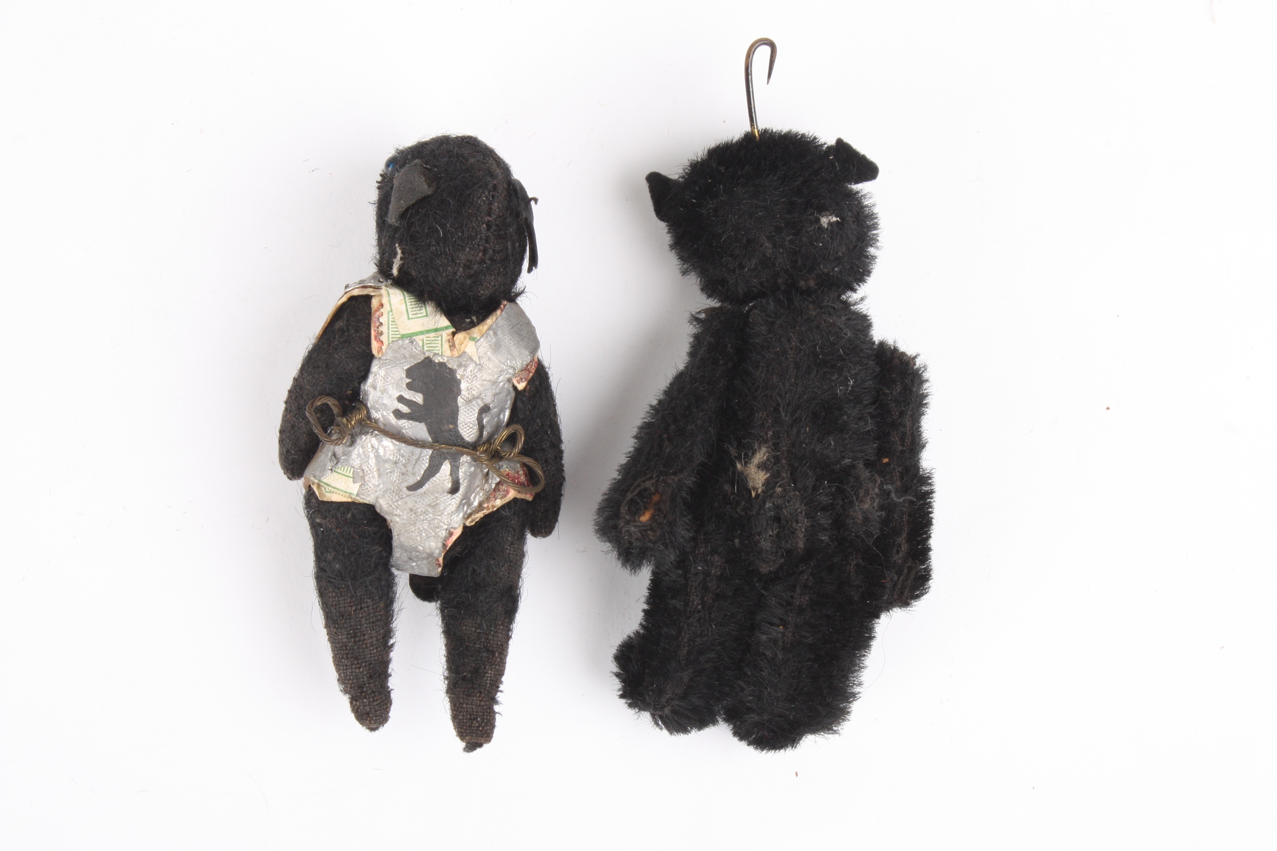 Two Schuco toy bears
both with articulated head, arms and legs.Dimensions: 9.5 and 9 cm long. - Image 2 of 2