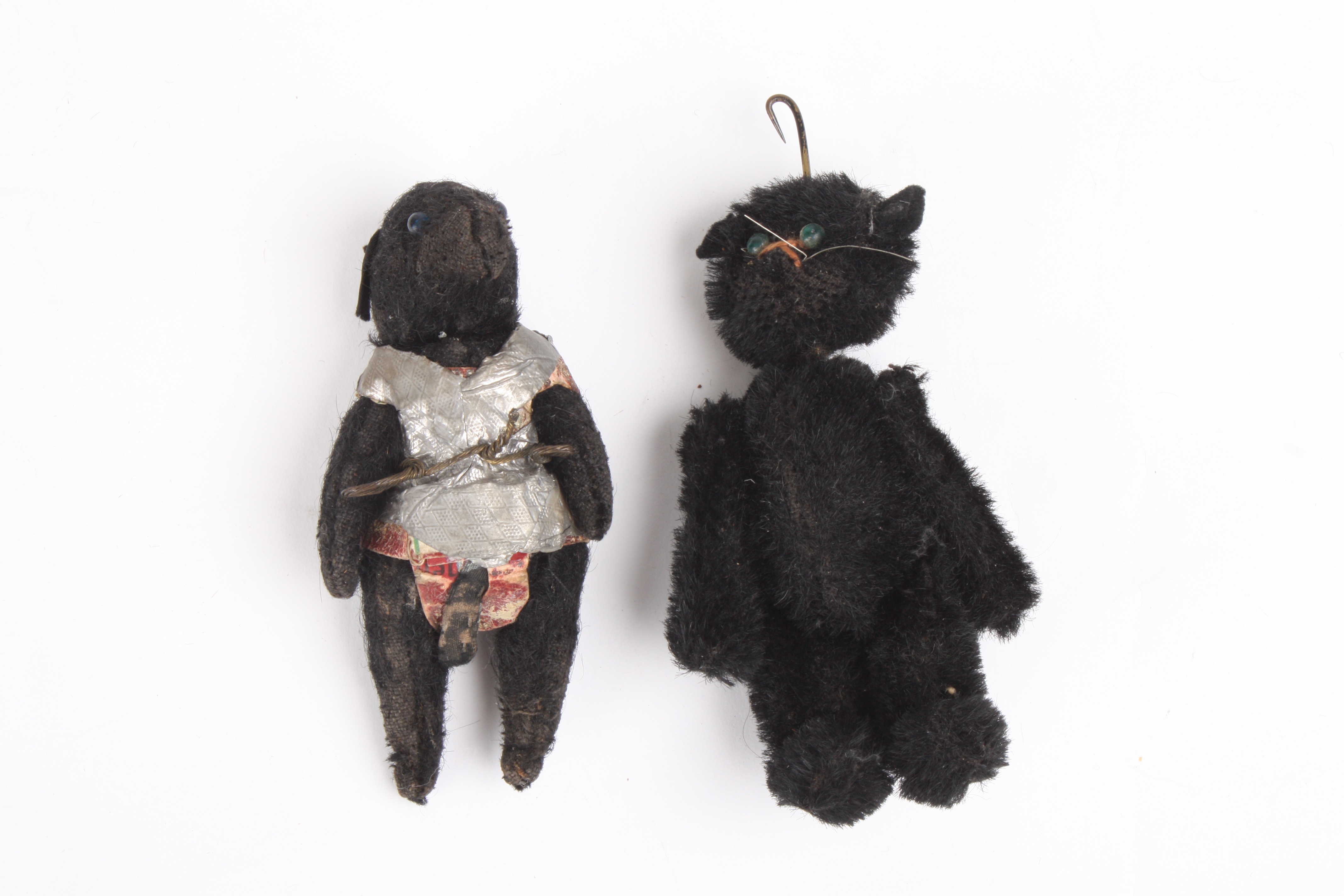 Two Schuco toy bears
both with articulated head, arms and legs.Dimensions: 9.5 and 9 cm long.