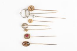 A moss agate and gold tie pietogether with seven other tie pins, Condition: Generally in good