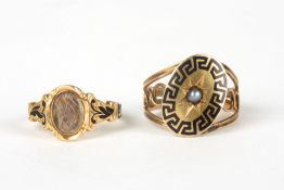 A Victorian 18ct gold mourning ringset with oval panel of plaited hair, the shank decorated with