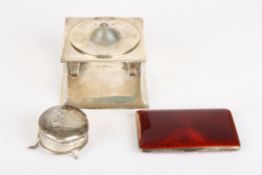 A Victorian square silver inkwellhallmarked Birmingham 1900, with glass liner and pen rest,
