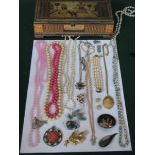 DECORATIVE STRAW WORK BOX CONTAINING VARIOUS COSTUME JEWELLERY INCLUDING ENAMELLED STERLING SILVER