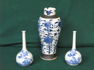 PAIR OF SMALL ORIENTAL STYLE BLUE AND WHITE GLAZED CERAMIC BUD VASES AND LARGER VASE (AT FAULT)