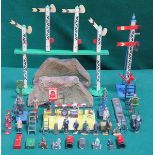 HORNY O GAUGE BOX OF VARIOUS ACCESSORIES AND FIGURES