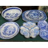 PARCEL OF BLUE AND WHITE CHINA AND CERAMICS INCLUDING ASHETTES, PLATES,