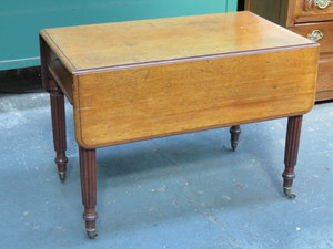 ANTIQUE MAHOGANY DROP LEAF PEMBROKE TABLE