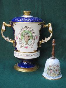 AYNSLEY HEAVILY GILDED TWO HANDLED URN WITH COVER COMMEMORATING THE LIFE OF PRINCESS DIANA