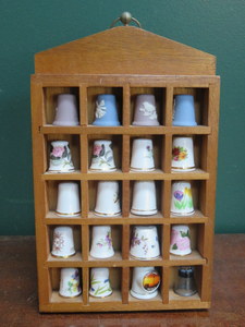 PARCEL OF TWENTY THIMBLES ON STAND INCLUDING WEDGWOOD, ROYAL WORCESTER, ETC.