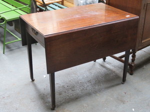 ANTIQUE MAHOGANY DROP LEAF PEMBROKE TABLE FITTED WITH SINGLE DRAWER