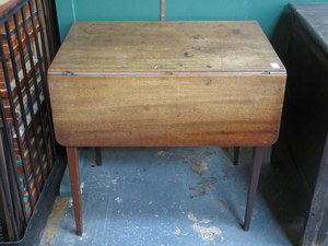 ANTIQUE MAHOGANY DROP LEAF PEMBROKE TABLE FITTED WITH SINGLE DRAWER