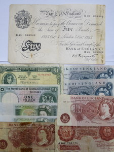 PARCEL OF BRITISH BANK NOTES INCLUDING 1945 FIVE POUND NOTE