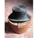 GENT'S TOP HAT IN LEATHER CASE