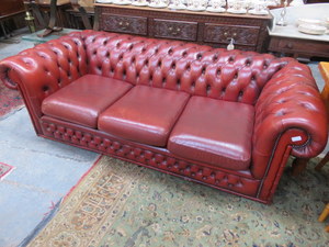 RED LEATHER CHESTERFIELD SETTEE