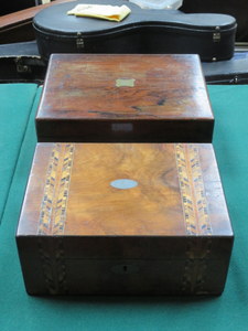 INLAID WALNUT VENEERED FITTED JEWELLERY CASKET AND OAK WRITING SLOPE