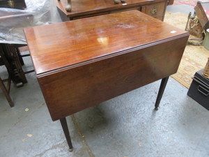 ANTIQUE MAHOGANY DROP LEAF PEMBROKE TABLE FITTED WITH SINGLE DRAWER