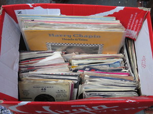 QUANTITY OF VINYLS, 45rpm SINGLES ETC.