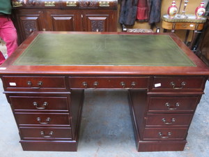 REPRODUCTION MAHOGANY NINE DRAWER PEDESTAL WRITING DESK WITH LEATHER INSERT