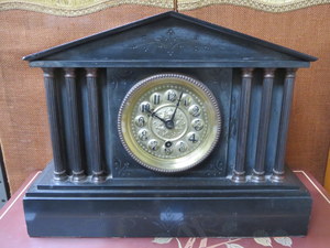 DECORATIVE BLACK SLATE COLUMN FORM MANTEL CLOCK WITH GILT METAL DIAL