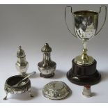 MIXED LOT OF HALLMARKED SILVER INCLUDING THIMBLE, OPEN SALT, SMALL TWO HANDLED TROPHY,