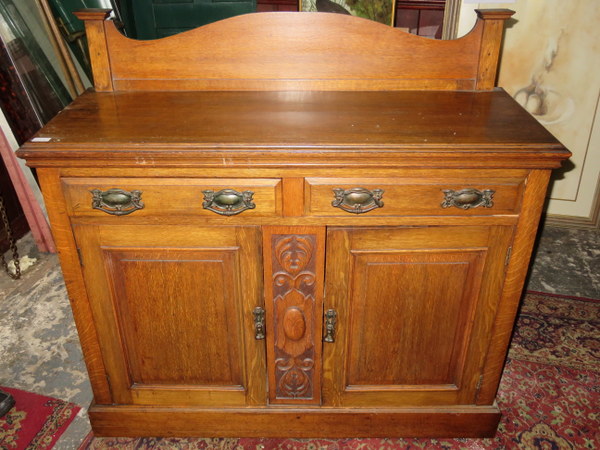 ARTS & CRAFTS STYLE OAK SIDEBOARD