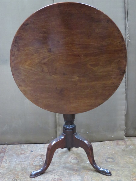 MAHOGANY TILT TOP CIRCULAR TABLE ON TRIPOD SUPPORTS