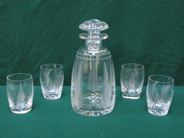 STUART CRYSTAL ETCHED DRINKS DECANTER WITH FOUR SIMILAR GLASSES