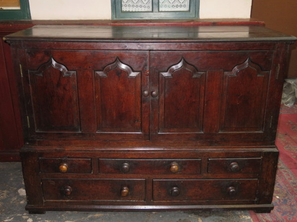 EARLY ANTIQUE OAK PANELLED HOUSEKEEPERS CHEST FITTED WITH FIVE DRAWERS AND TWO CUPBOARD DOORS