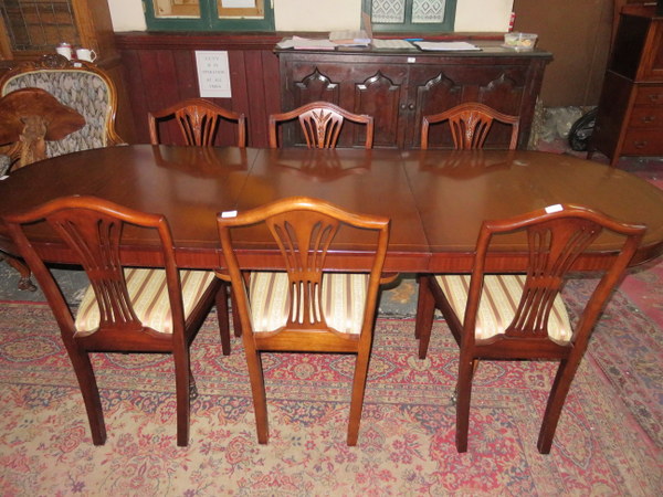 REPRODUCTION MAHOGANY DINING TABLE WITH ONE LEAF AND SIX CHAIRS,