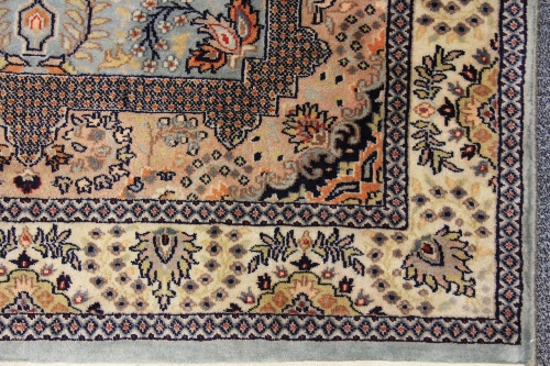 A fine hand-woven Persian wool rug, 200 x 125cm - Image 3 of 5