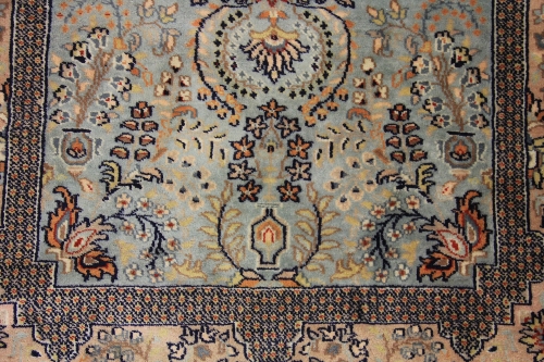 A fine hand-woven Persian wool rug, 200 x 125cm - Image 4 of 5