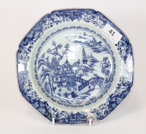 An 18th century Chinese hand painted porcelain octagonal dish, Dia 22cm