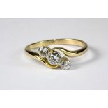 An 18ct yellow gold ring set with 3 diamonds (T) (approx. 0.35ct)