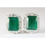 A superb pair of 18ct yellow gold earrings set with 2 emeralds (total weight approx. 20.11ct)