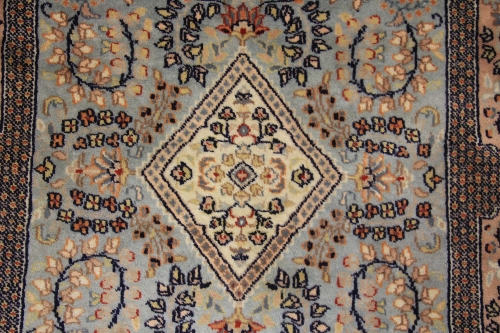 A fine hand-woven Persian wool rug, 200 x 125cm - Image 5 of 5