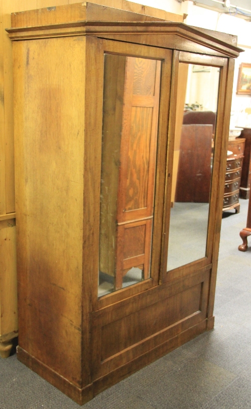 A double door mahogany veneered wardrobe, W. 113cm, H. 172cm.