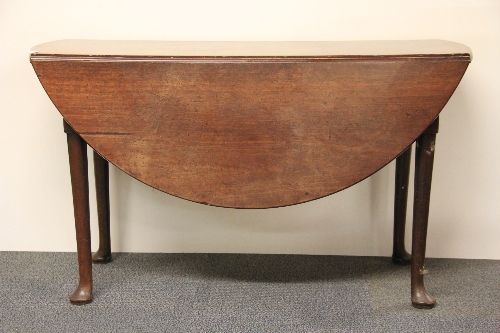 An early 19th century mahogany circular drop leaf dining table, D. 122cm.