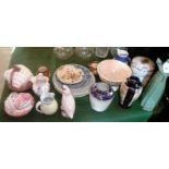 A mixed lot of decorative ceramics, incl