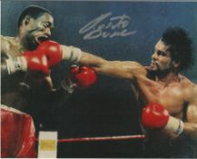 Roberto Duran signed colour photo of him boxing. Good condition
