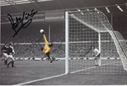Peter Shilton: 8x12 inch photo signed by former England goalkeeper Peter Shilton