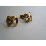 A pair of 18ct gold gentleman's cufflinks, each designed as textured ribband in a loose figure of