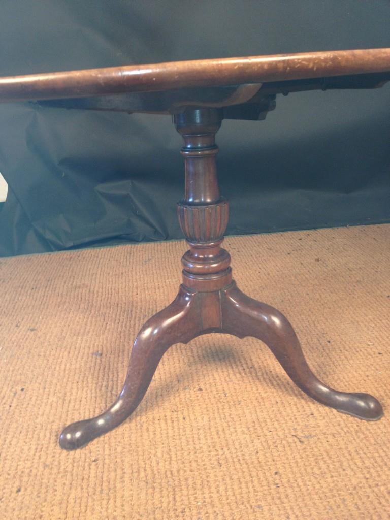 An early George III mahogany oval tray top breakfast table, on a tripod base 74 x 119 x 93cm (29 x - Image 3 of 7