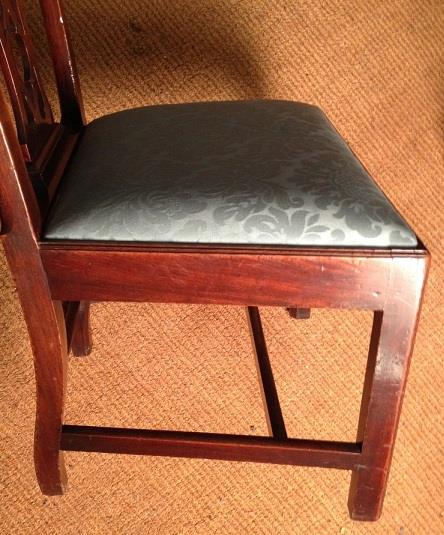 A pair of George III mahogany dining chairs, with pierced splat backs and drop in seats 94 x 53cm ( - Image 3 of 4